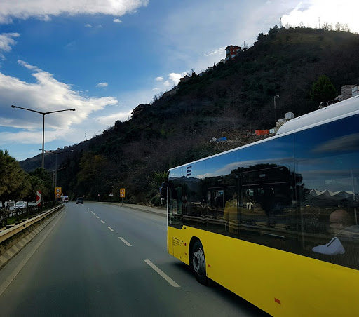 Un autobús circula por una autopista.