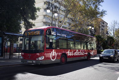 Un autobús eléctrico de la EMT de Valencia.