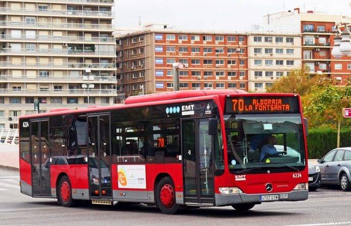Un autobús recorre las calles de una ciudad española.