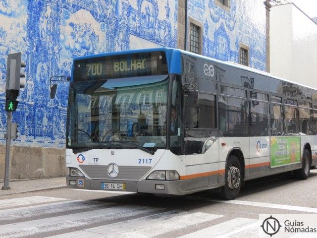Un autobús urbano de la ciudad de Oporto.