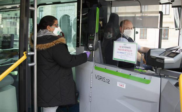 Tanto el conductor como los usuarios deben usar mascarilla en el autobús.