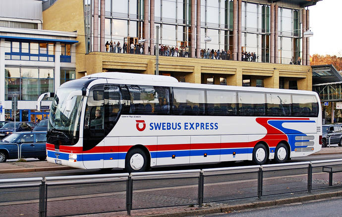 Un autocar circula por una ciudad europea.