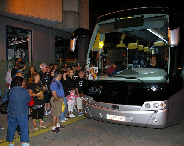 Un autocar recoge pasajeros en una localidad de Castilla y León.