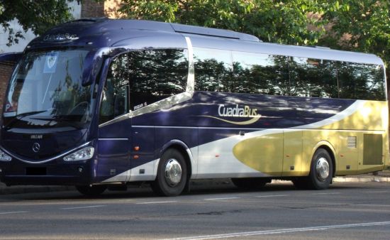 Un autocar de Autobuses Cuadra.