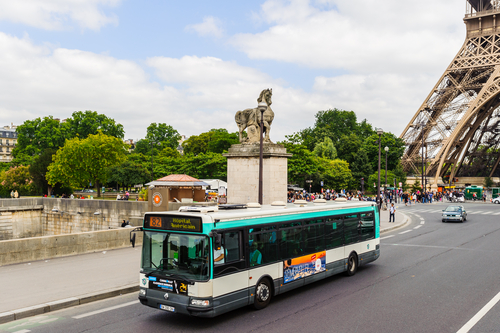 Un autobús recorre las calles de París.