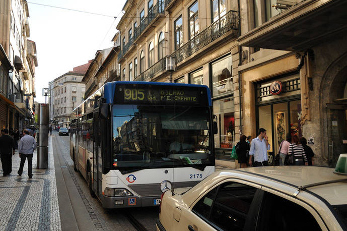 Un autobús urbano circula por las calles de la ciudad norteña de Oporto.