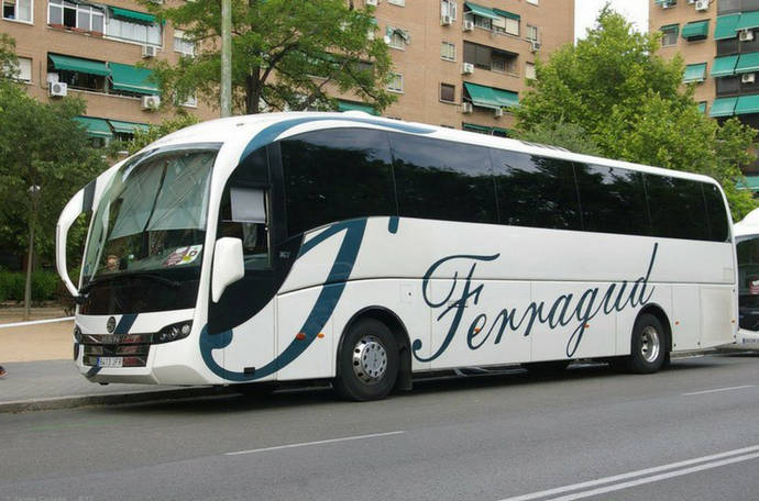 Un autocar aparcado en una calle de Madrid.