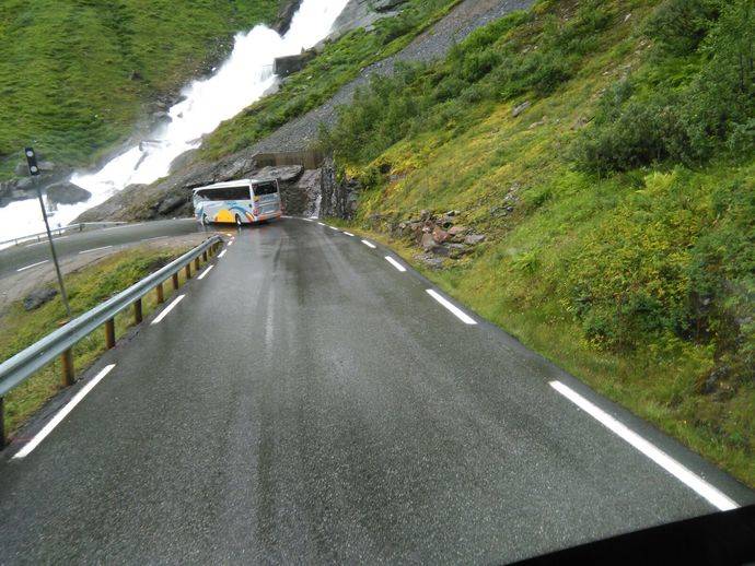 Un autocar circula por una carretera de montaña.