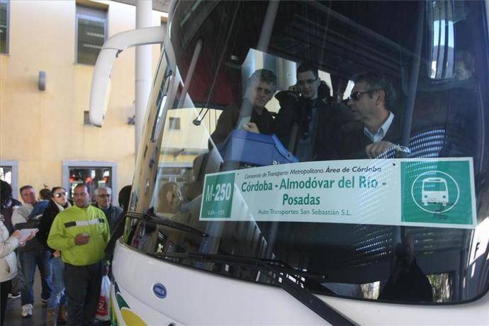 Un autocar del Consorcio de Transporte Metropolitano del Área de Córdoba.