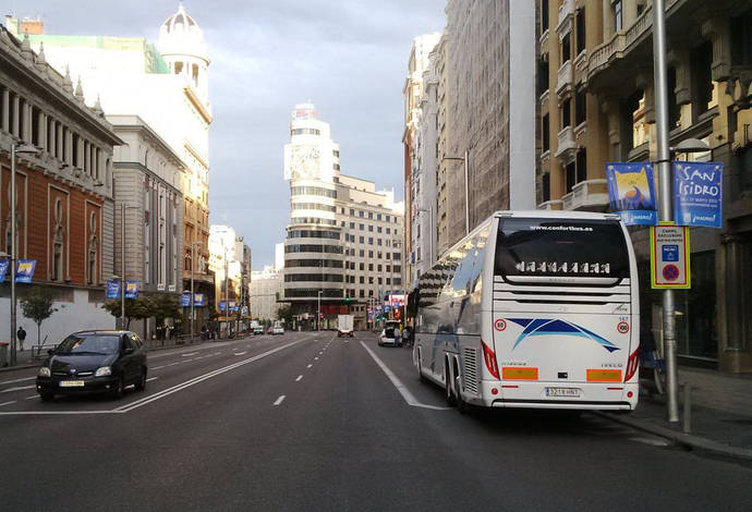 Un autocar en la Gran Vía de Madrid.