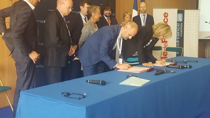 Momento de la firma de los representantes de las Islas Baleares.