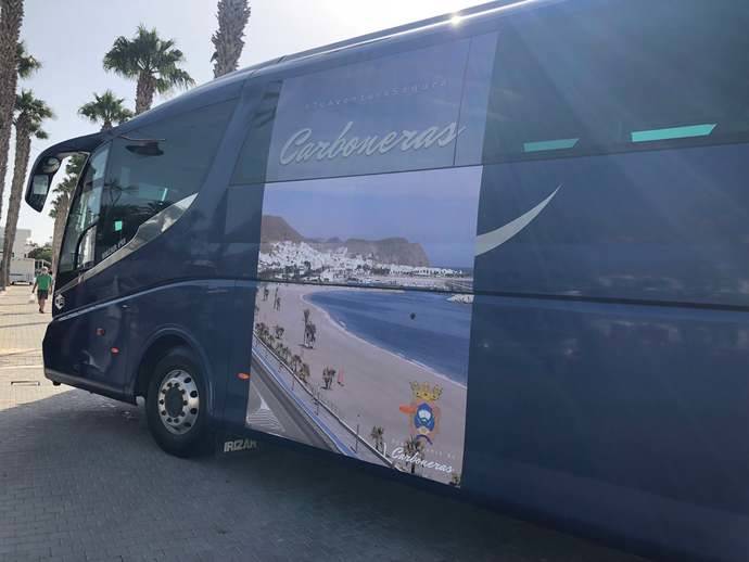 Bus de Baraza que conecta Villaricos con la Playa de los  Muertos de Carboneras.
