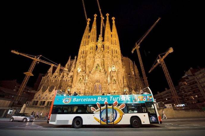 Autobús turístico nocturno en Barcelona.