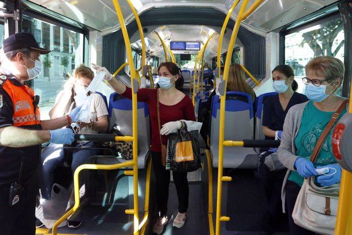 La mascarilla es obligatoria en el transporte público.