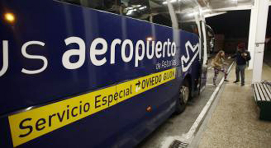 Un autobús que realiza el servicio al aeropuerto de Asturias.