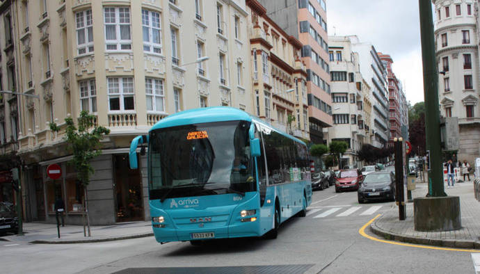 Un autobús de Arriva recorre las calles de una ciudad gallega.