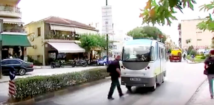 Un autobús automatizado recorre las calles de la ciudad griega de Trikala.