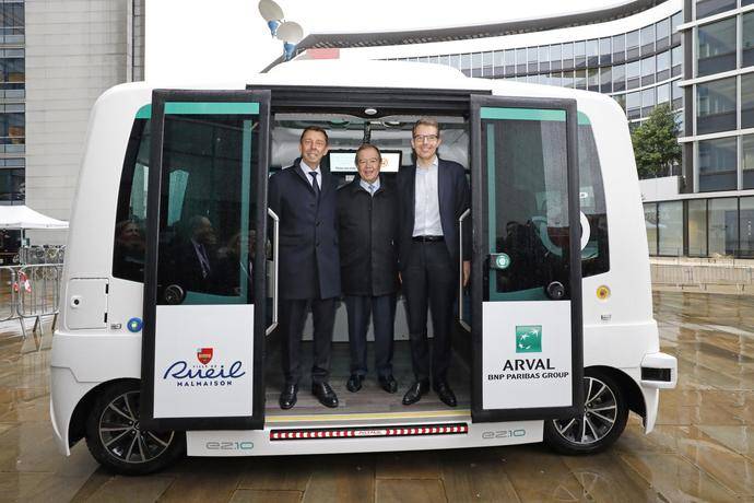 Arval presenta bus eléctrico autónomo para el transporte de sus empleados