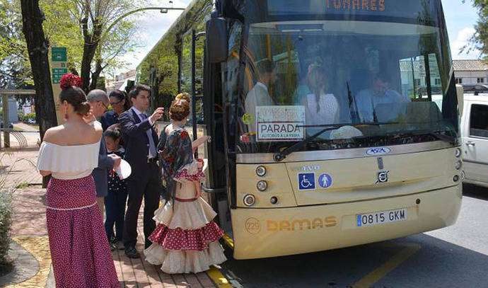 Uno de los autobuses que han realizado el trayecto entre el Aljarafe y la Feria de Sevilla.