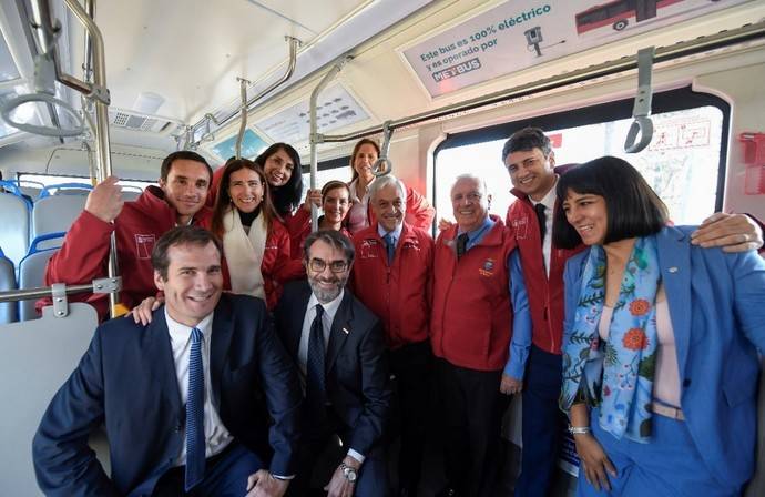 El presidente chileno, Sebastián Piñera (cuarto desde la derecha), otros ministros y funcionarios a bordo del autobús BYD.