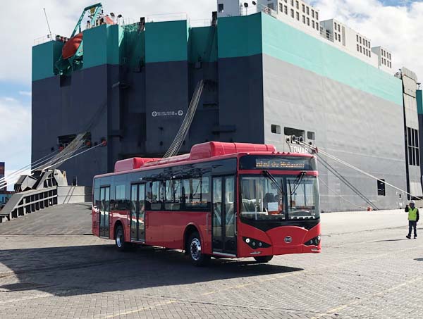 Un autobús eléctrico puro BYD K9 desembarca del barco en el puerto de San Antonio, Chile.