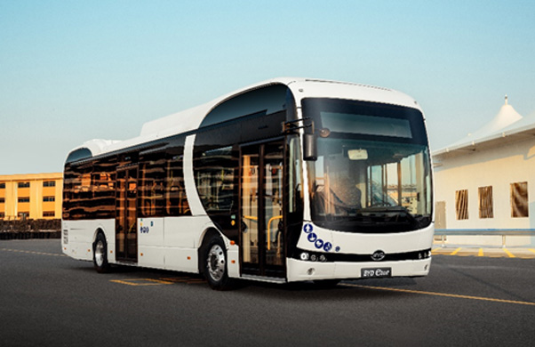 Un autobús eléctrico puro de BYD de 12 metros de longitud.
