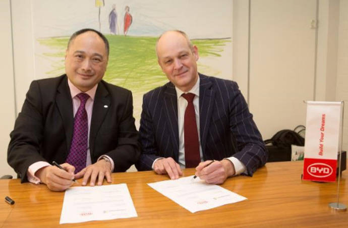 Momento de la firma que sella el acuerdo de venta, entre los representantes de BYD y Connexxion.