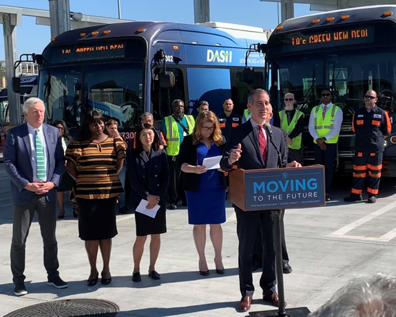 El alcalde de Los Ángeles, Eric Garcetti, durante el anuncio del nuevo pedido de autobuses eléctricos.