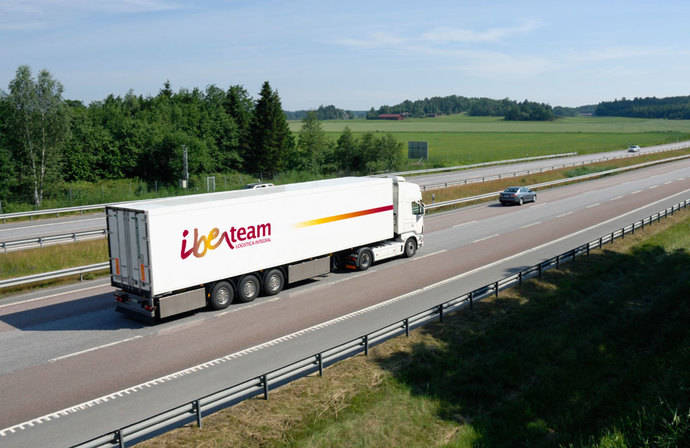 Un camión circula por una autopista.