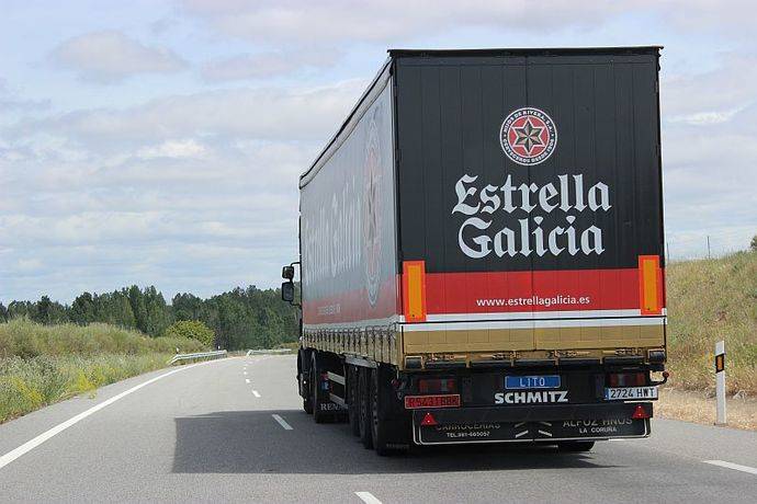 Un camión recorre tierras gallegas.