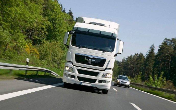 Un camión circula por una carretera.