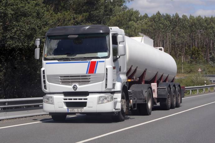 Un camión circula por una carretera gallega.