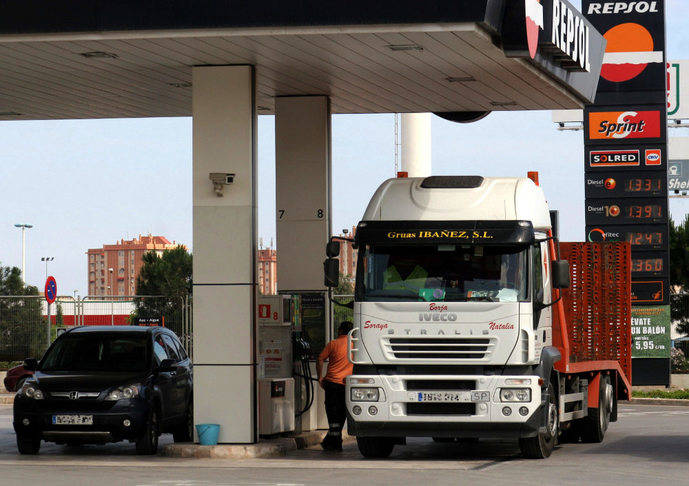 Gobierno propone rectificar impuesto autonómico sobre carburantes