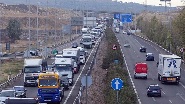 Camiones circulando por una autopista.