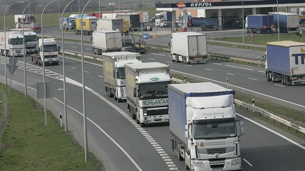 Varios camiones circulan por una autopista española.