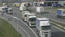 Camiones circulando por la carreteras españolas