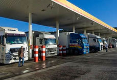 Camiones en un área de descanso de España