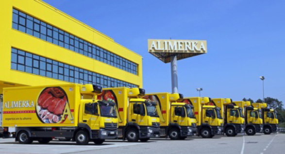 Algunos de los camiones de Alimerka alimentados por gas natural.