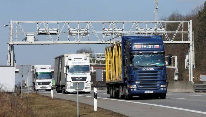 Varios camiones circulan por una carretera europea.
