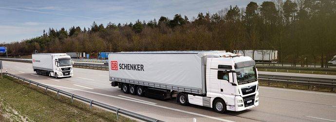 Dos camiones de DB Schenker.