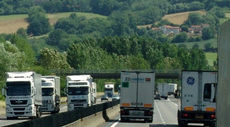 Imagen de archivo camiones circulando por carreteras españolas