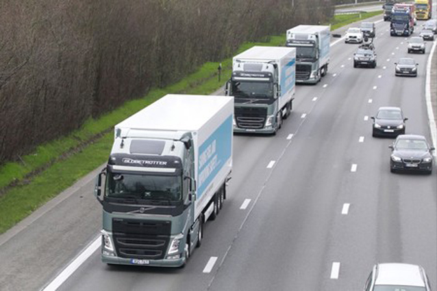 Varios camiones circulan, en modalidad de platooning, por una carretera.