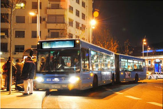 Un autobús haciendo una de las rutas de la Campaña del Frío.