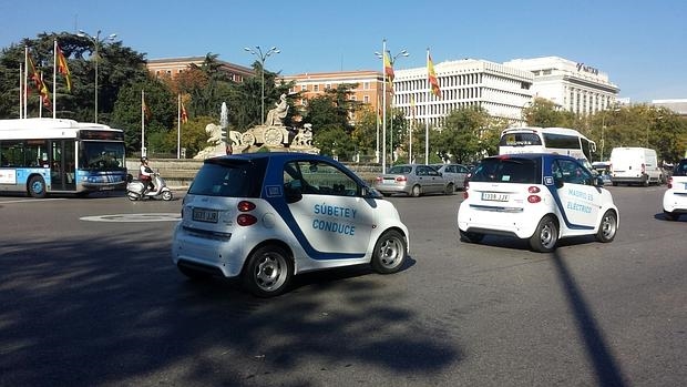 Dos smarts de Car2go recorren las calles de Madrid.