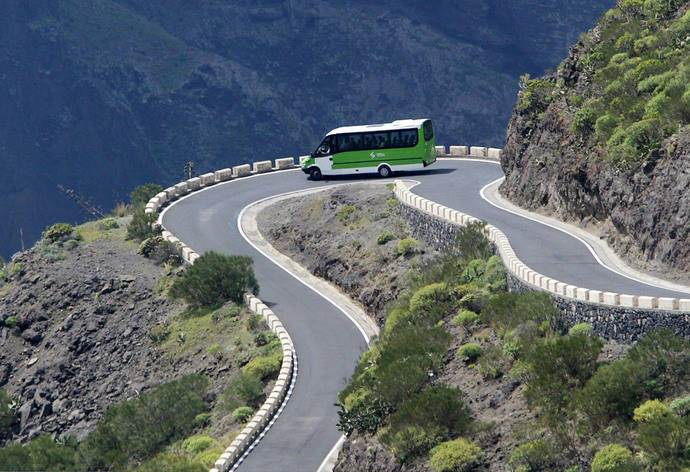 Un minibús de Titsa recorre las carreteras de la isla de Tenerife.