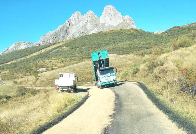 Asfaltado de una carretera de montaña de Castilla y León.