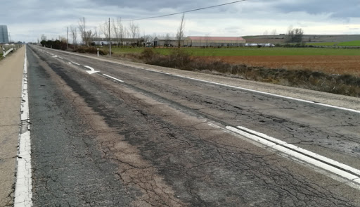 Carretera convencional española en mal estado, un problema para la seguridad y medio ambiente.
