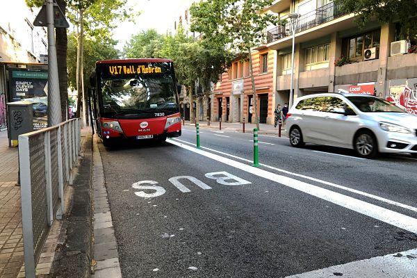 Un autobús barcelonés circula por un carril bus.