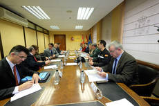Momento de la reunión entre Juan Carlos Suárez-Quiñones, María José Salgueiro, y diferentes responsables del Estado