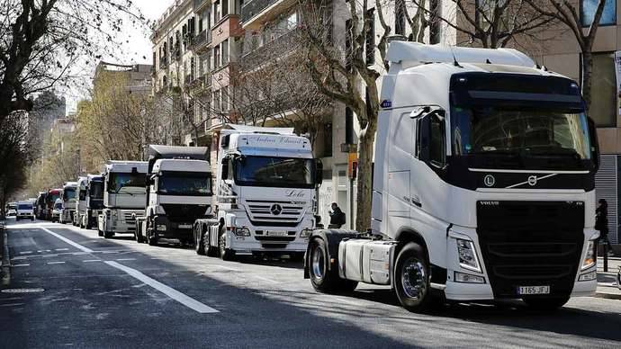 Imagen de archivo de una marcha de camiones por las calles de Barcelona.